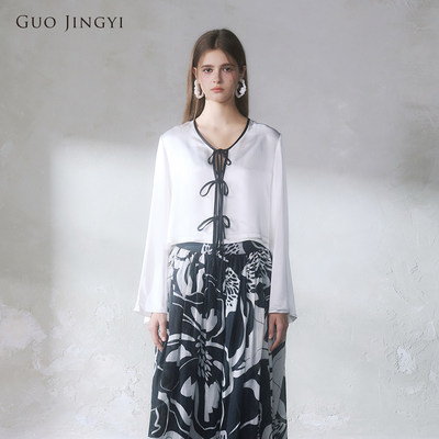 GUO JINGYI2026春夏新品高级简约设计感白拼黑色缎面系带开衫女士