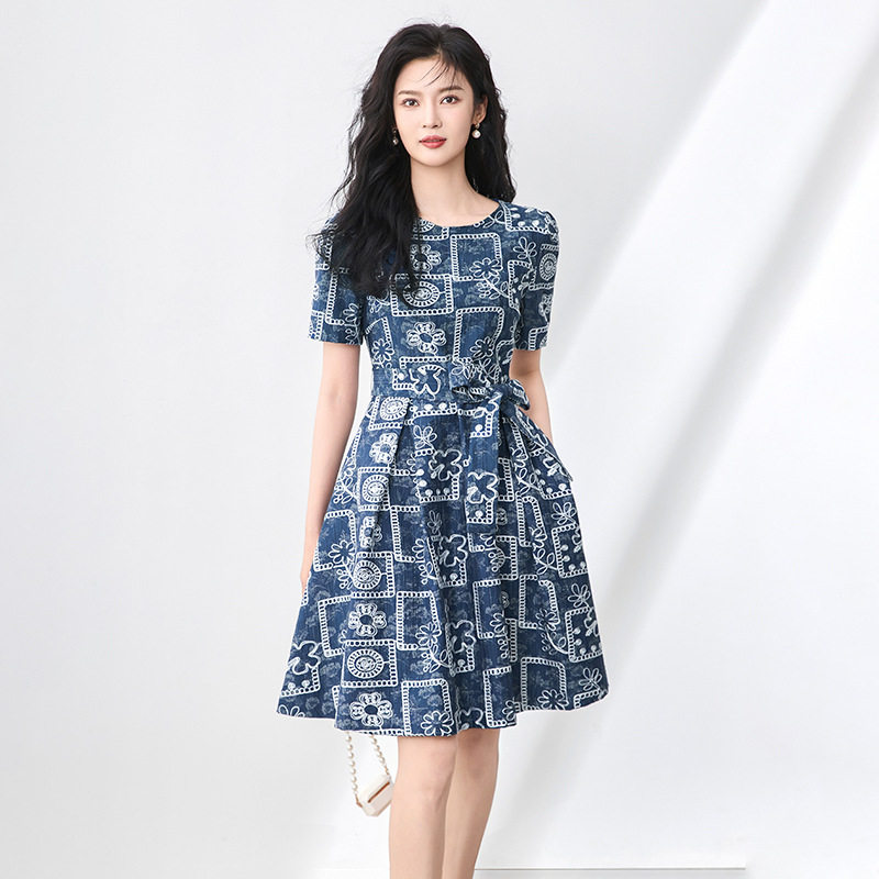 2025新款女高级感精致时尚气质圆领重工刺绣盘花系带中长款连衣裙