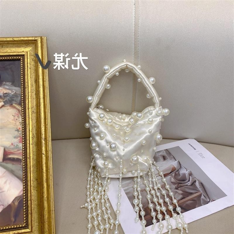 新中式复古编织串珠不规则珍珠水桶缎面流苏饺子宴会腋下斜挎包