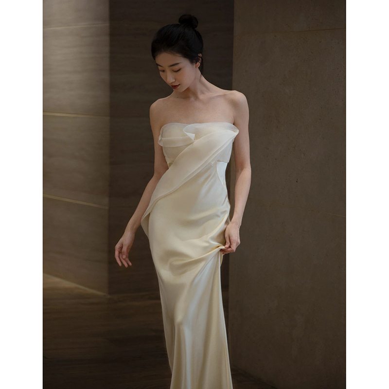 白色晚礼服裙女2023新款高级感法式订婚抹胸轻婚纱鱼尾缎面出门纱
