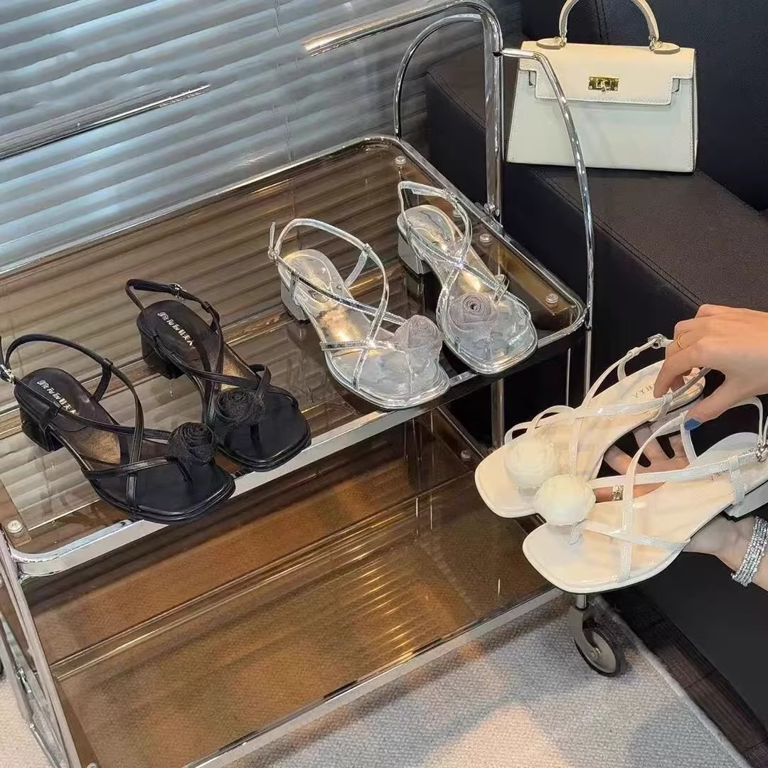 品牌夏季山茶花仙女风套趾凉鞋女2025夏季新款露趾度假风罗马凉拖
