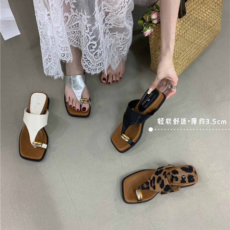 品牌坡跟金属套趾拖鞋女夏外穿2025新款度假沙滩鞋韩版爆款豹纹凉