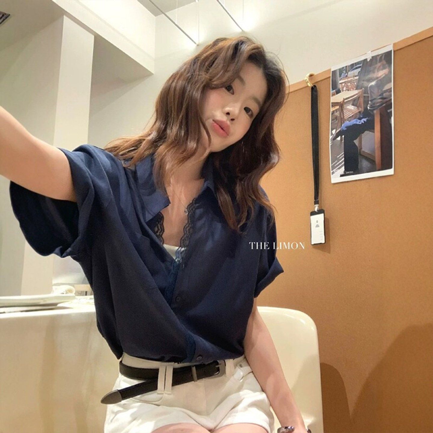 韩系设计感蕾丝拼接v领短袖衬衫
