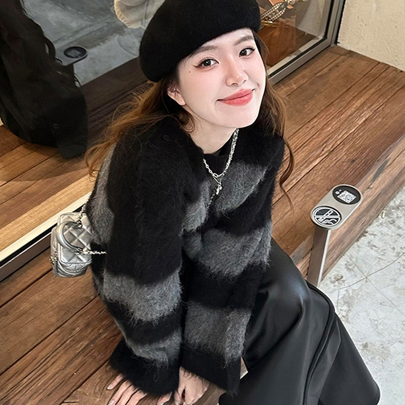 慵懒风黑灰条纹仿水貂绒毛衣女秋冬高级感休闲宽松加厚针织衫上衣