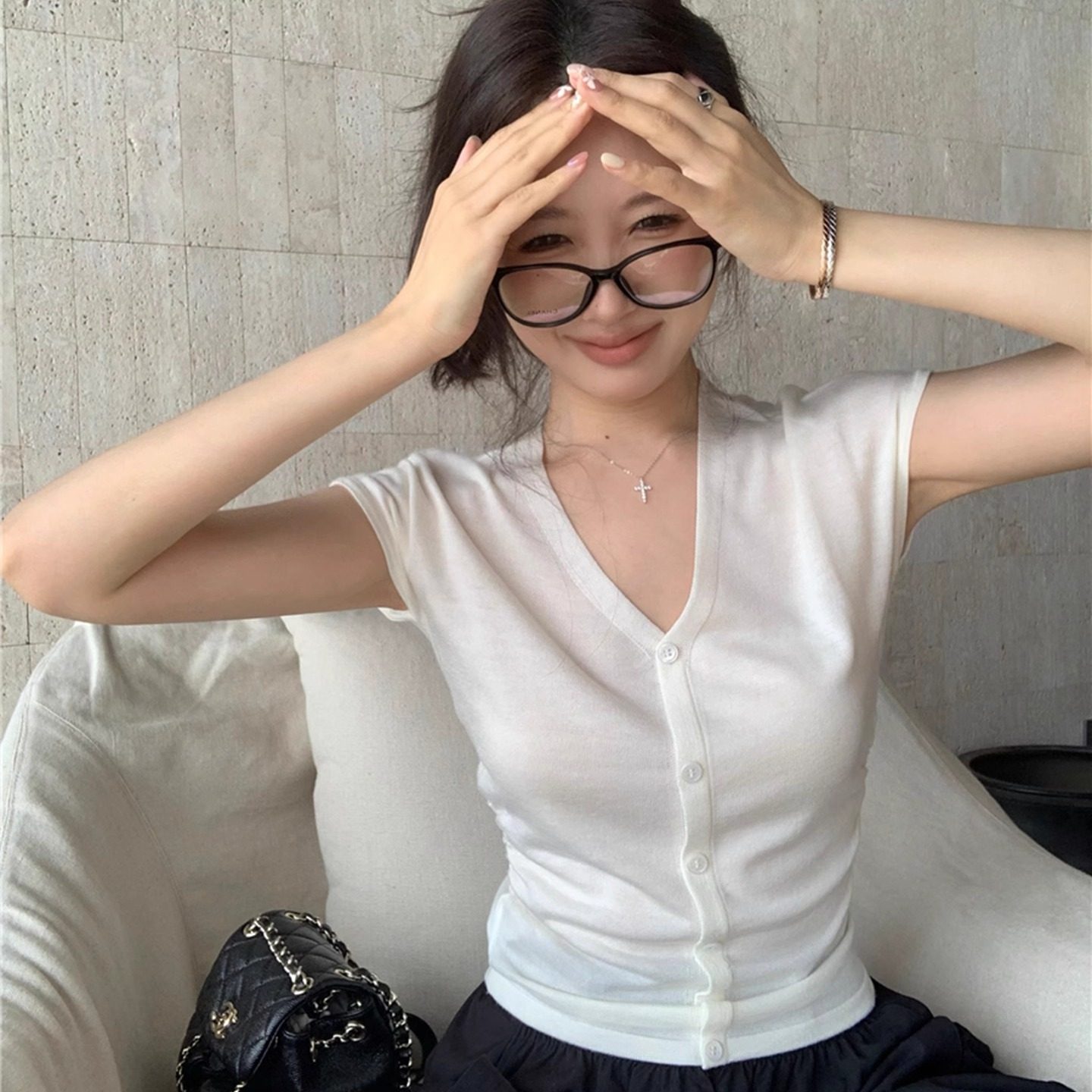 白色v领正肩短袖t恤女夏季老钱风穿搭气质修身薄款冰丝针织衫上衣