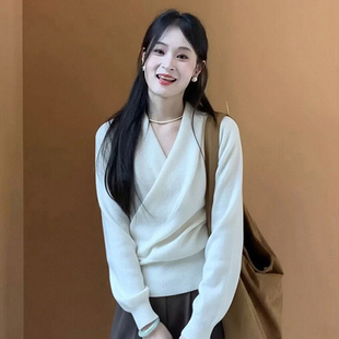 法式高级感白色v领交叉针织衫女秋冬独特漂亮软糯内搭打底衫上衣