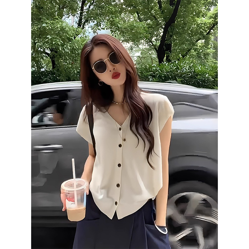 杏色v领冰丝针织短袖开衫女夏季老钱风穿搭小飞袖薄纱短款t恤上衣