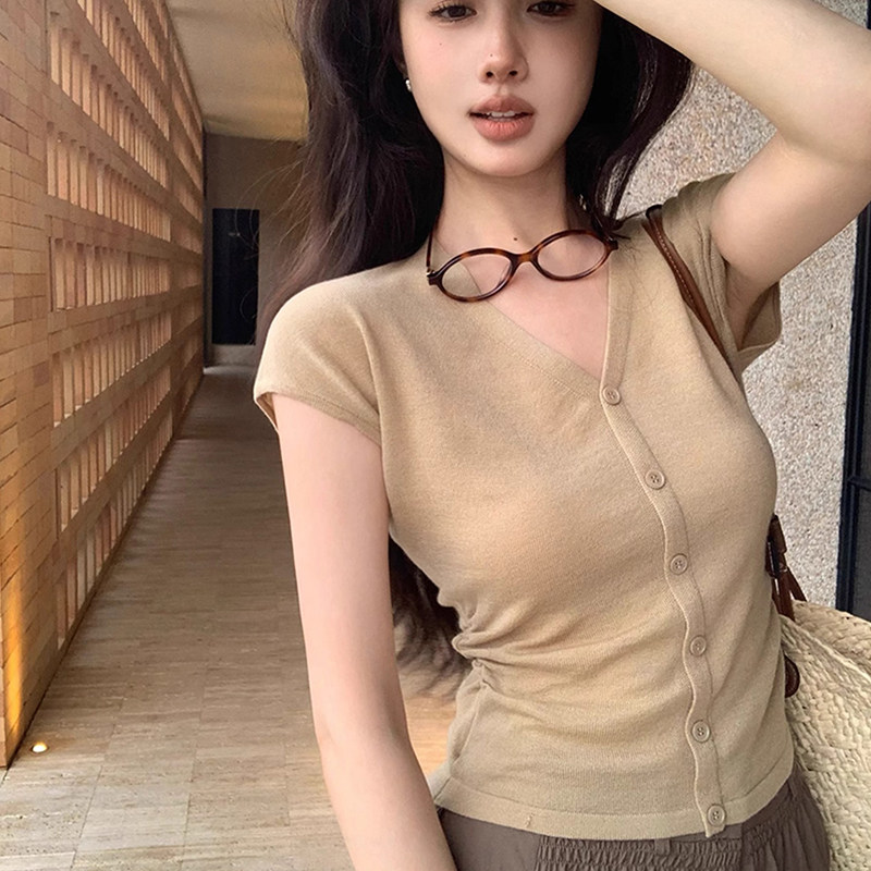 卡其色v领冰丝薄款针织短袖t恤女夏季老钱风正肩修身收腰短款上衣