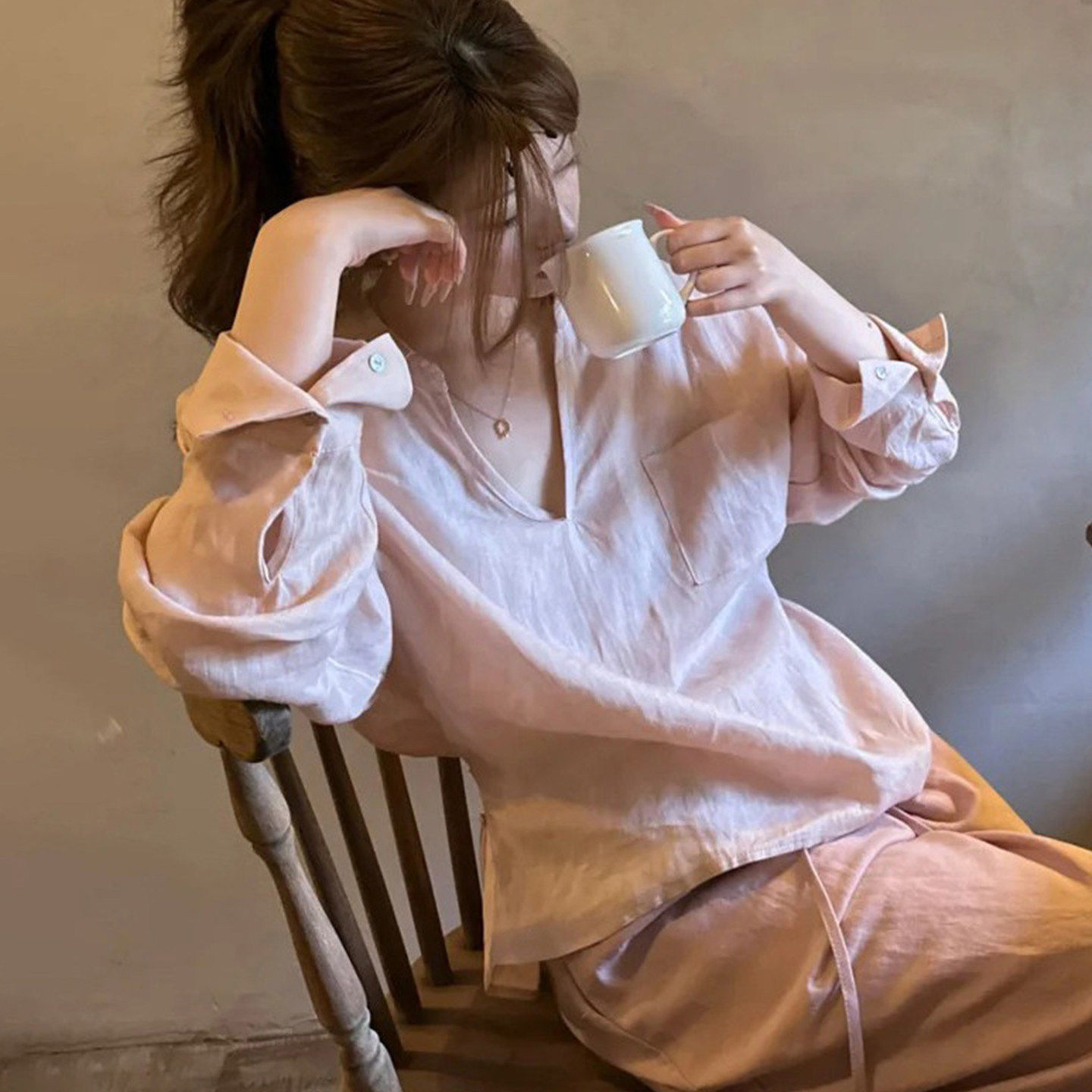 老钱风设计感苎麻v领长袖衬衫女