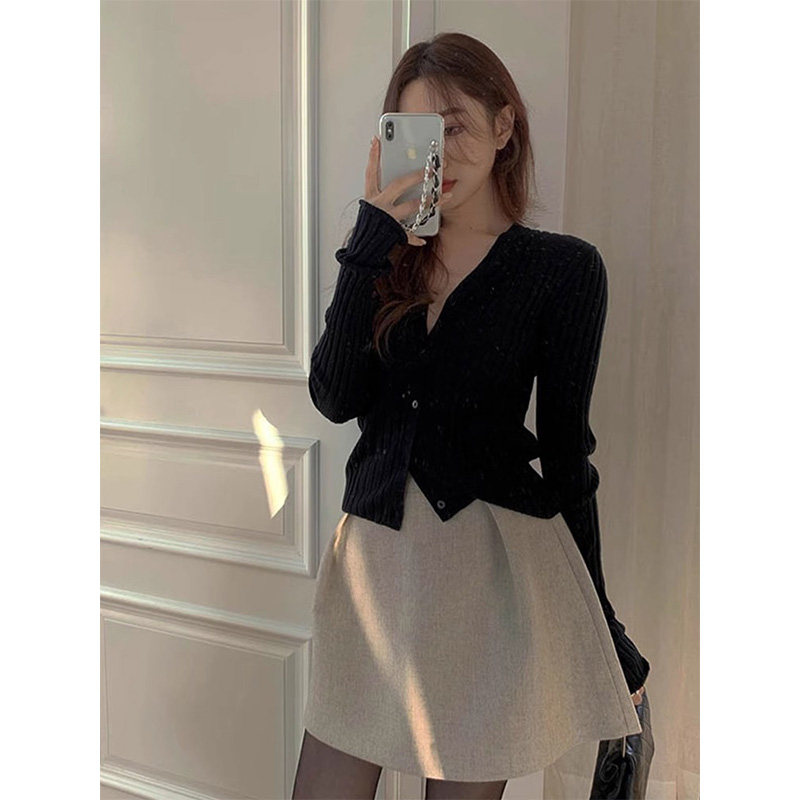 秋季法式修身显瘦黑色V领针织开衫女学院风内搭外穿短款打底上衣
