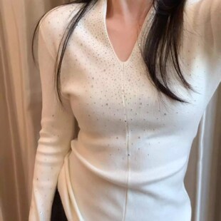 高级感白色v领烫钻针织衫女秋冬绝美巨好看修身内搭打底毛衣上衣