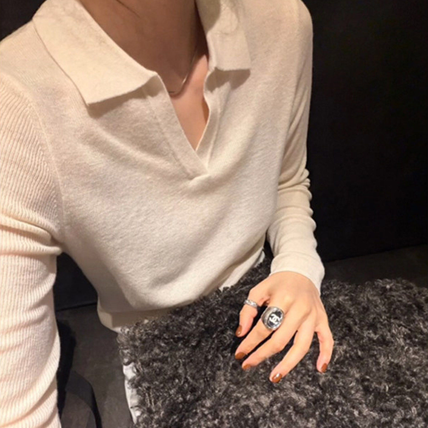 气质白色针织长袖polo衫女春季老钱风穿搭修身v领内搭打底衫上衣