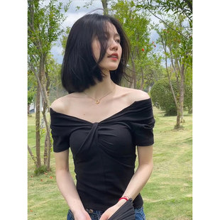 一字肩露肩辣妹黑色短袖上衣女夏季设计感小众短款修身显瘦t恤夏