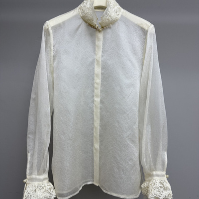 名品港2026春季新款时尚立领喇叭袖刺绣钩花桑蚕丝衬衫上衣2624