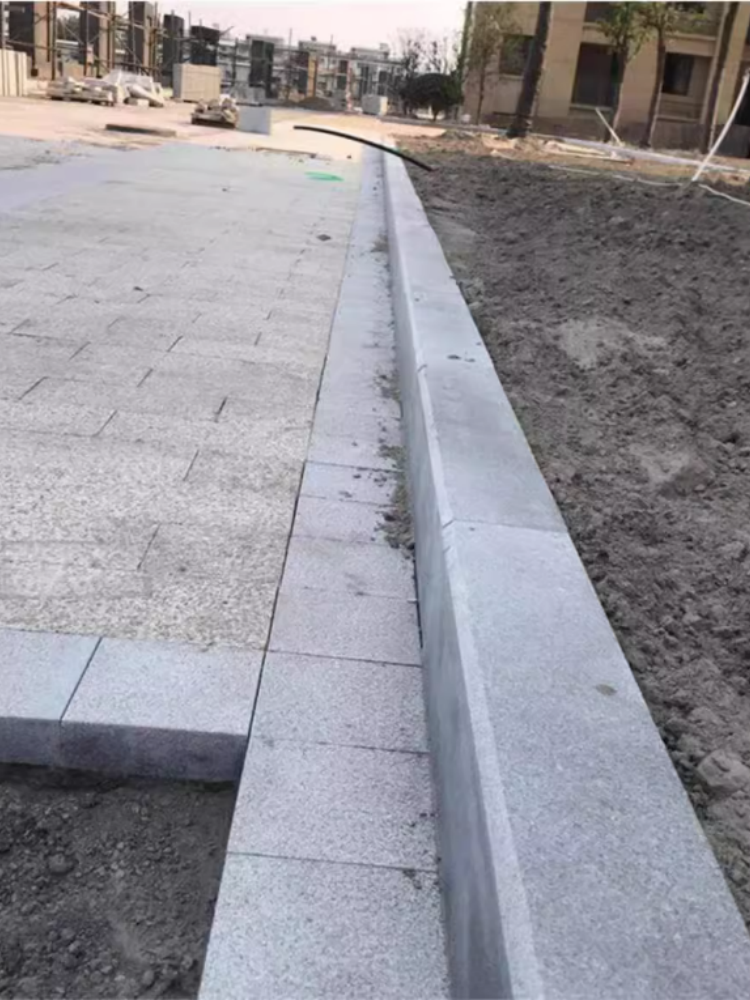 花岗岩路沿石庭院条石侧平石芝麻白火烧板路牙花坛围边路缘石材