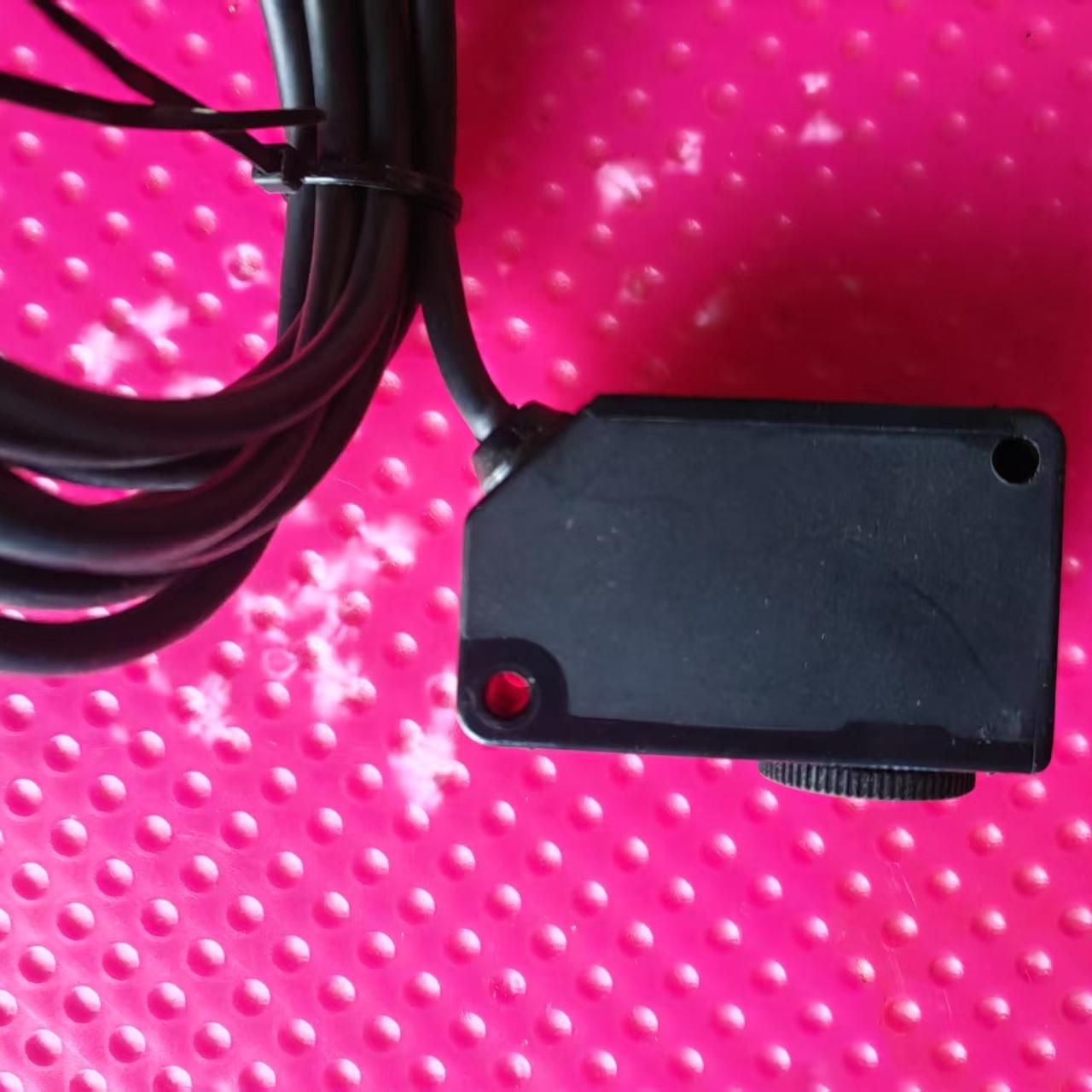 松下LX-101激光传感器 12-24V直流供电 带4针线缆