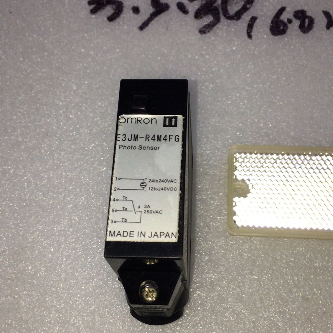 光电传感器 型号E3JM-R4M4FG  成色如图 库