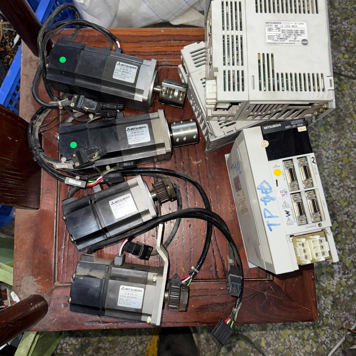 三菱伺服电机MR-J2-20A-N26马达HC-MF23K-