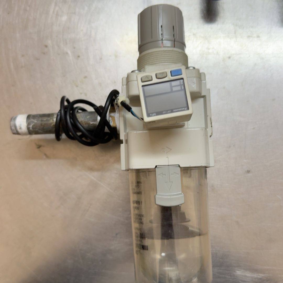 调压过滤器AW40-04-B 带数显压力表 压力范围0