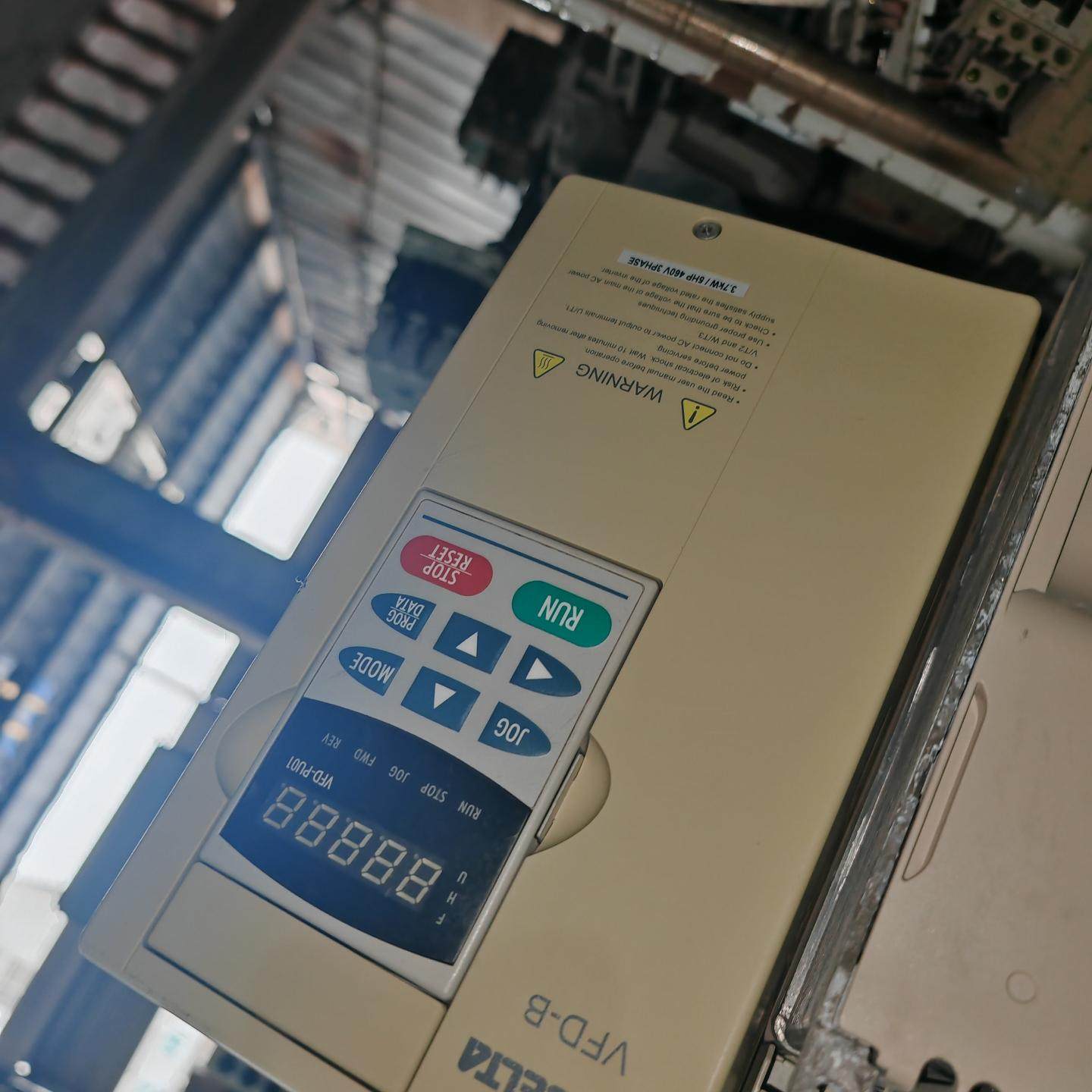 台达VFD-B系列变频器。型号：VFD037B43A 3.7