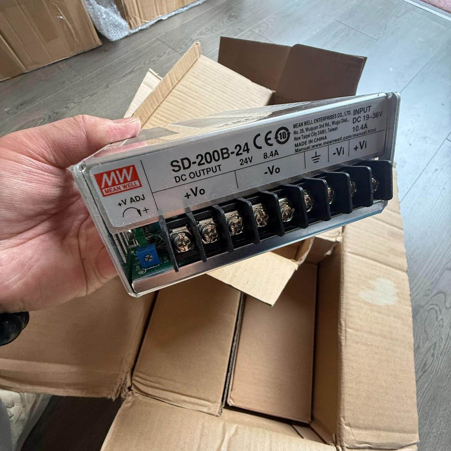 台湾明纬SD-200B-24开关电源 24V输出 8.4A电