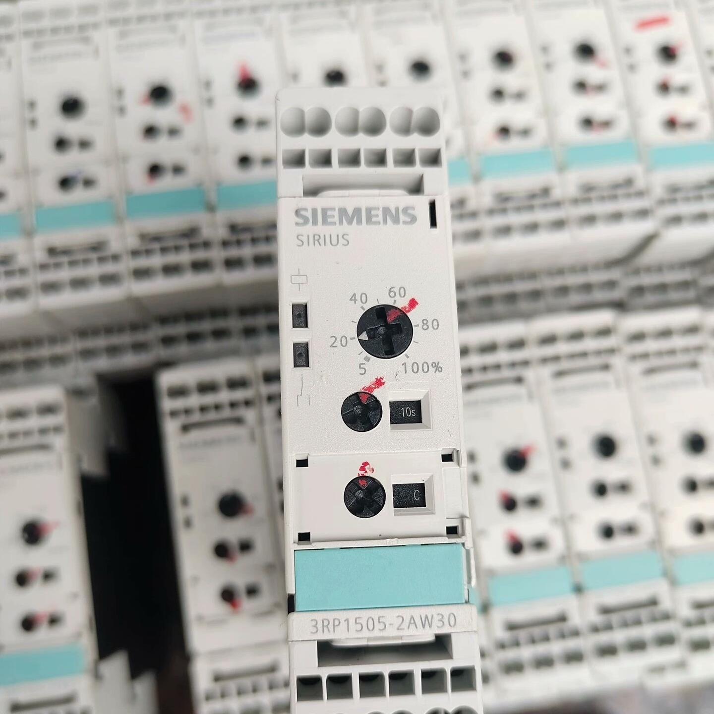 时间继电器3RP1505-2AW30    24-240VD