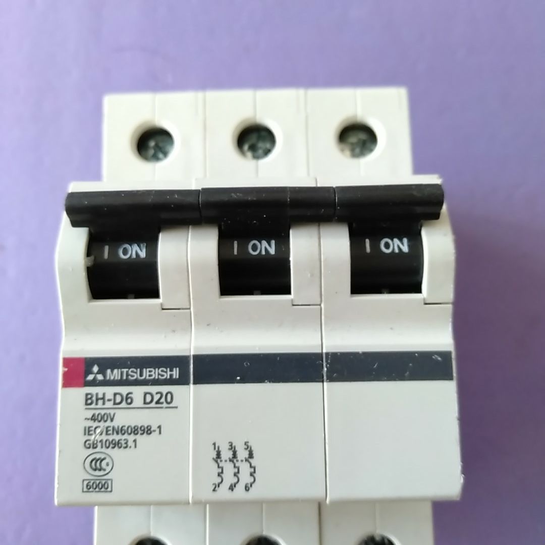 三菱断路器:BH-D6  D20 。全新无包装 装机剩余 单