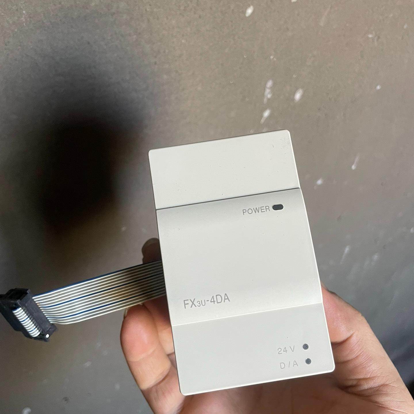 PLC FX3U-4DA 成色如图  350