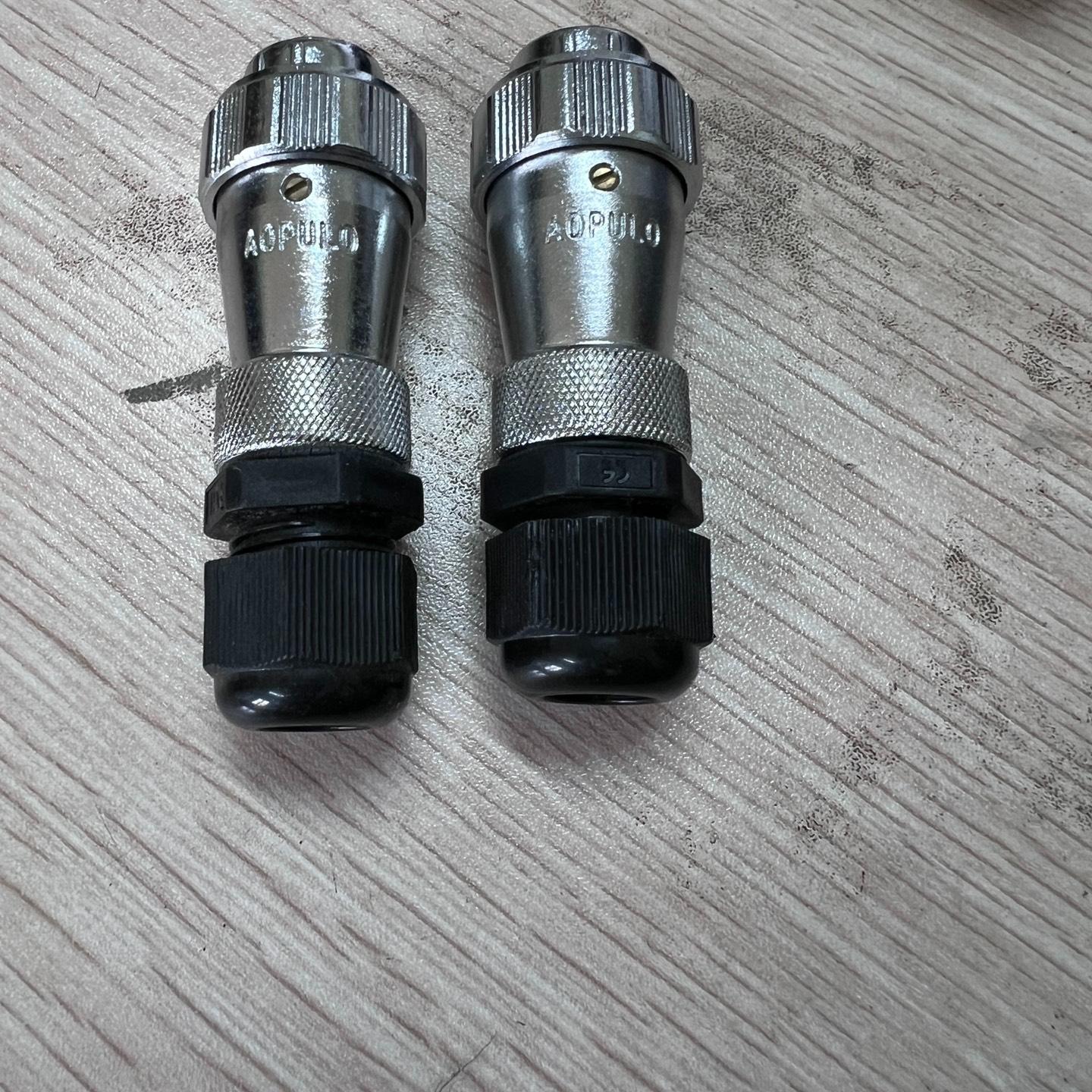 AOPULO奥普龙7针航空插头连接线。