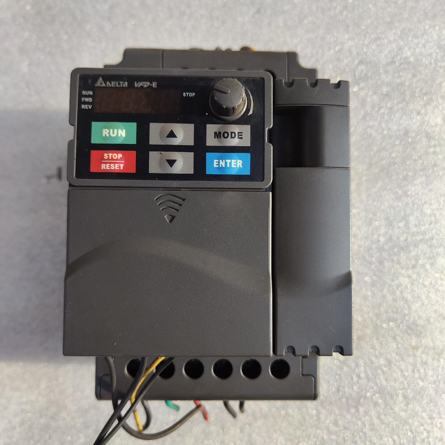 台达 VFD037E43A-M 变频器 3.7kw。正常