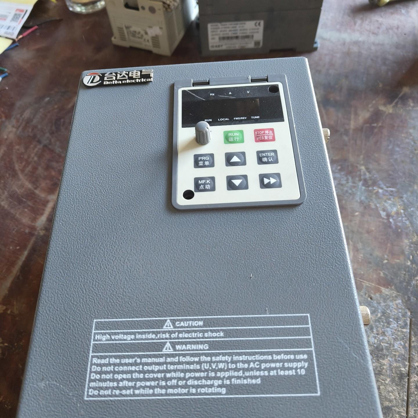 台达变频器V8 4T 11R0GB 11kW 380V实物图