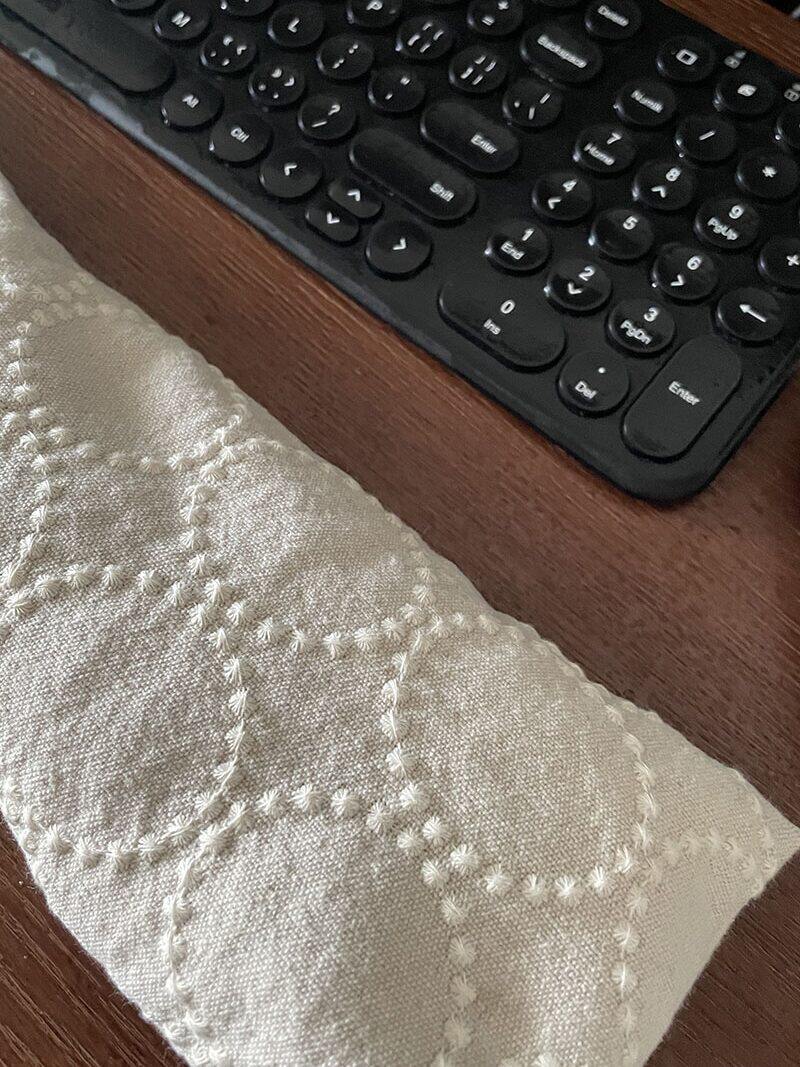MAPLE OUTSIDE THE HAND-MADE BUCKWHEAT HUSK WRIST PILLOW MAPLE OUTSIDE THE HANDMADE COTTON LINEN FAREWELL MOUSE HAND
