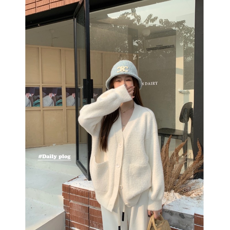 慵懒风温柔白色毛衣女2024新款冬季宽松韩系V领加厚针织开衫上衣