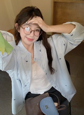 小众蝴蝶结刺绣韩系蓝色条纹衬衫女早秋宽松慵懒风休闲薄衬衣上衣