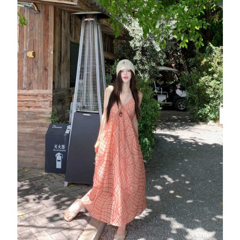 海边度假风连衣裙女夏2025新款宽松慵懒松弛休闲V领格纹吊带长裙