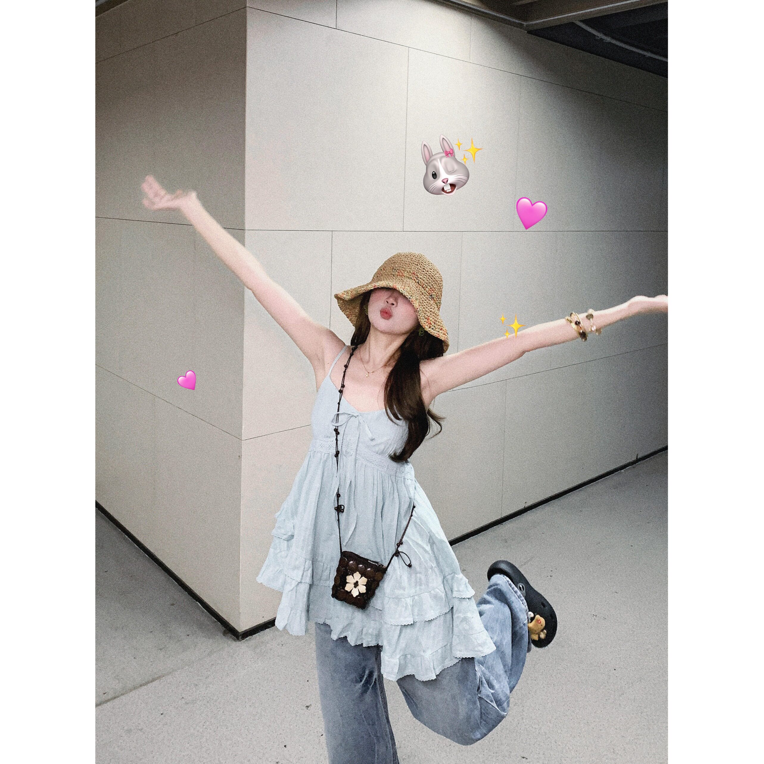 甜美少女度假风蓝色吊带连衣裙女夏季温柔宽松休闲气质短款裙子