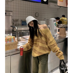 条纹撞色套头毛衣女秋冬2026新款宽松慵懒风韩系露肩针织衫上衣