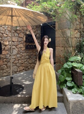 法式高级度假风收腰气质挂脖黄色连衣裙女夏季长款温柔少女长裙子