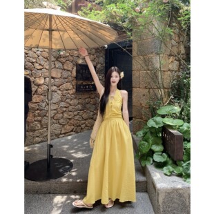 法式高级度假风收腰气质挂脖黄色连衣裙女夏季长款温柔少女长裙子
