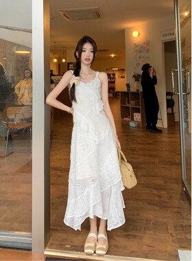 法式温柔风V领白色吊带连衣裙女夏季设计感不规则蕾丝薄纱长裙子