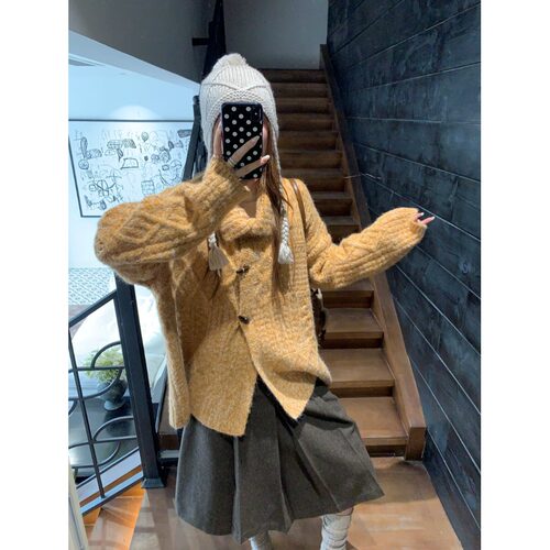 慵懒松弛宽松加厚麻花毛衣外套女秋冬2026新款牛角扣针织开衫上衣