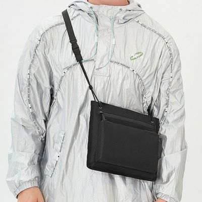 潮牌斜挎包潮男便携单肩小包日系