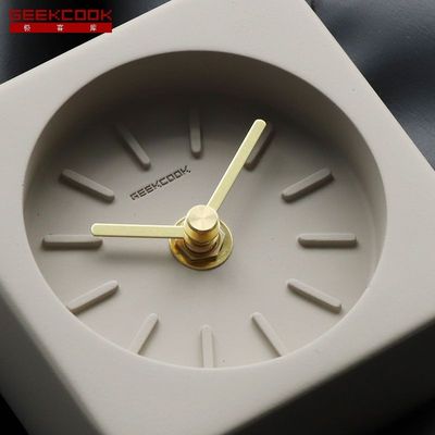 简约水泥桌面钟：小砼铜打造亚马