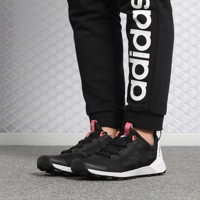 休闲跑步鞋阿迪达斯女子