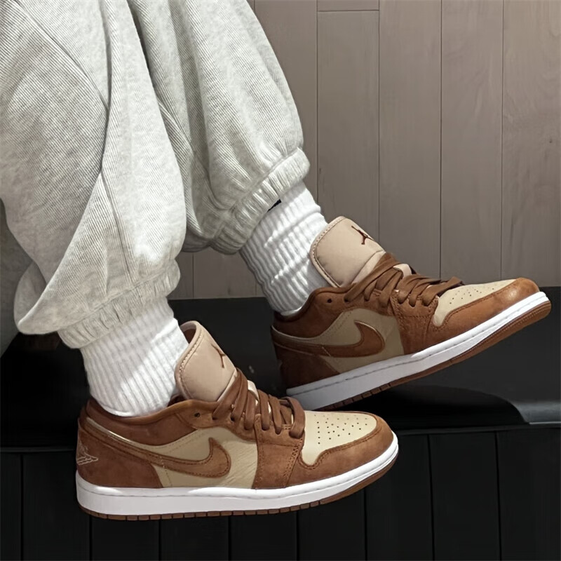 正品耐克WMNS AIR JORDAN 1 LOW SE女低帮运动休闲板鞋FJ3453-200