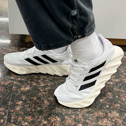 正品阿迪达斯ADIDAS SWITCH FWD M男子轻便洞能跑步鞋ID1781