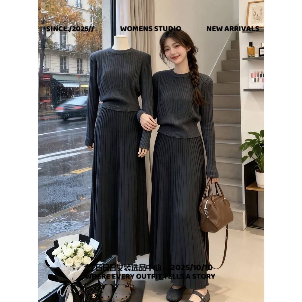 河南台前羽绒裙子套装女秋冬百褶裙新年超火冬装韩剧穿搭两件套装