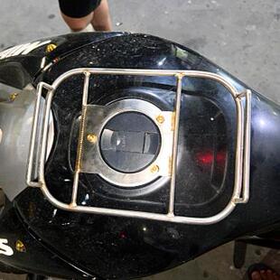 适用于骊驰GW250油箱载物架背包架 铃木DL250机车油箱支架置物架