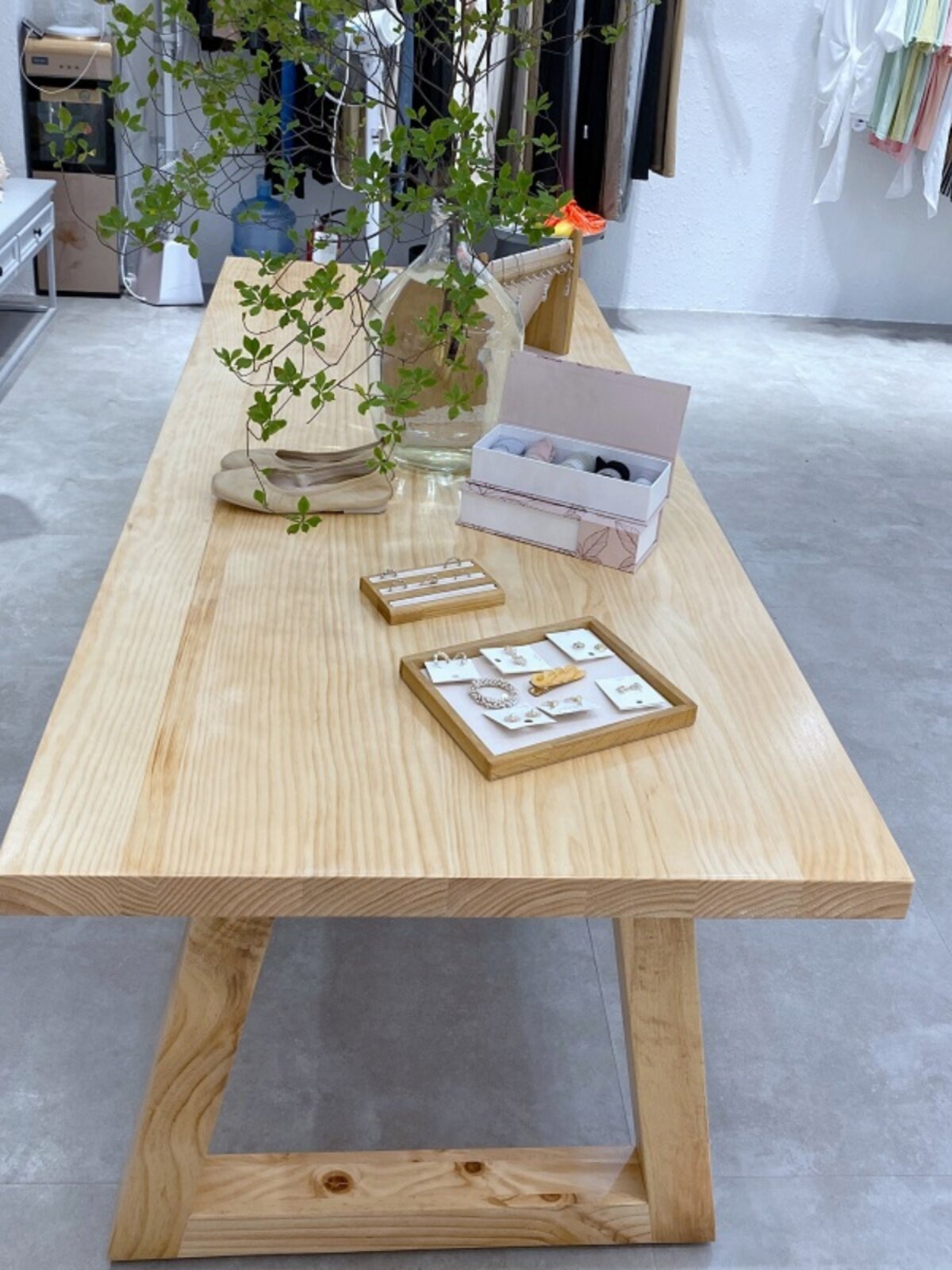 新疆西藏包邮北欧实木服装店展示桌花店道具原木摆放桌包包饰品鞋