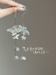 HUALU-枝上芦玲~金属银色花朵高级感气质长款夸张耳环蚊香盘耳夹